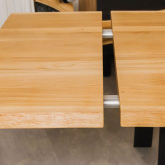 Esstisch mit Baumkante aus Eiche und 2 Ansteckplatten